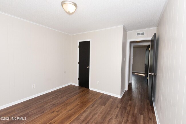 Building Photo - 103 Ravenwood Dr