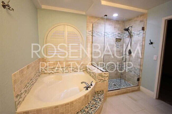 Building Photo - Stunning 4-bedrooms, 3.5 baths home with a...