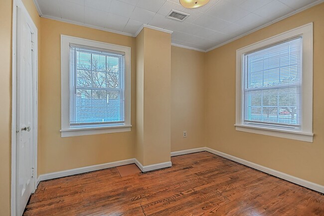 Building Photo - 3 Bdrms +Office / 2 baths Upstairs Apt - K...