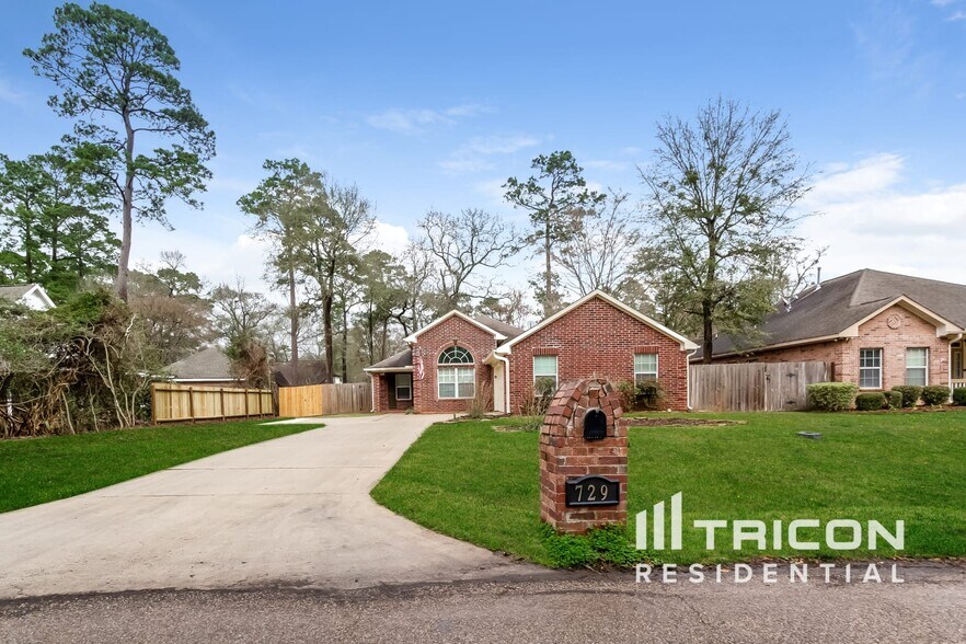 Building Photo - 729 Forest Ln Dr