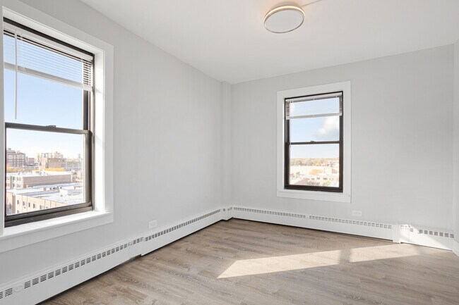 Building Photo - 5858 N Sheridan Rd