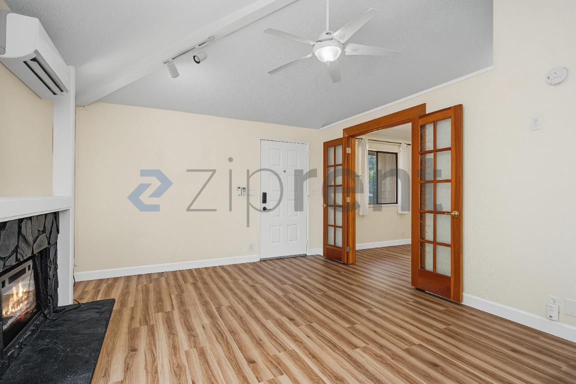 Building Photo - Unit