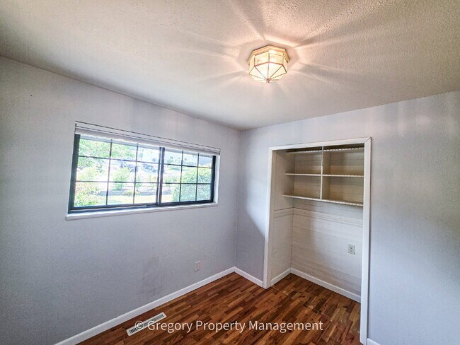 Building Photo - 1715 Holbrook Ave
