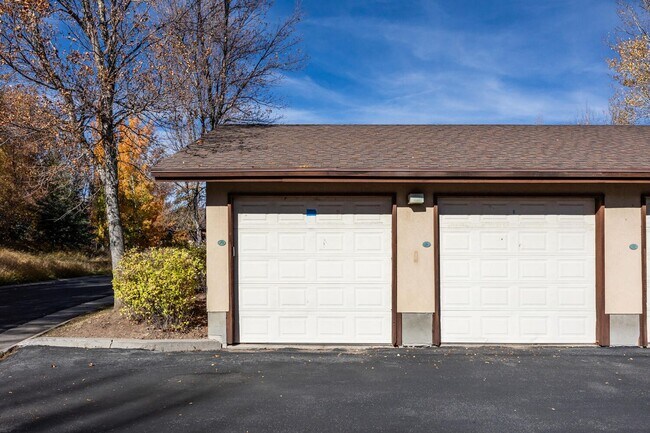 Building Photo - Pinebrook Condo Near Bus Line