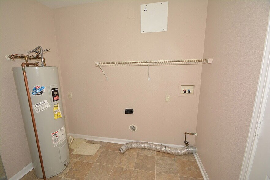 Building Photo - 285 Pennwood Ln