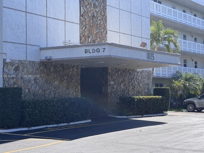 Building Photo - 1025 SE 3rd Ave