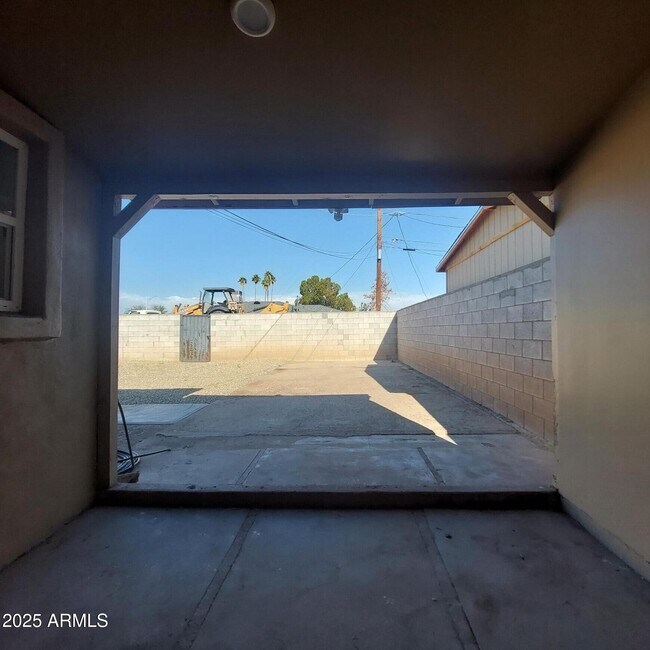 Building Photo - 3852 W Earll Dr