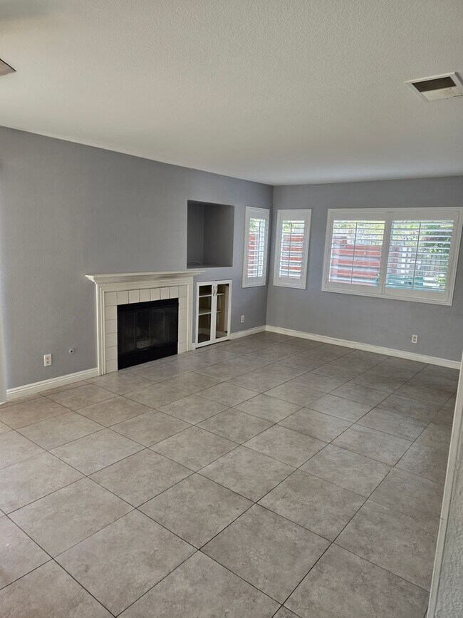 Building Photo - Beautiful Home in Corona for Lease