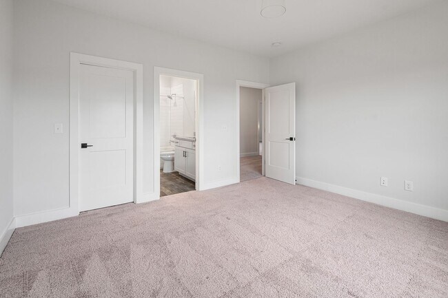 Building Photo - 805 Regimental Dr