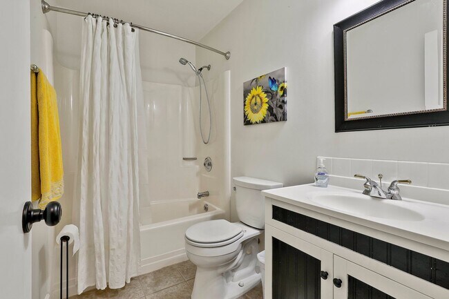 Building Photo - Charming 3 Bed / 2 Bath Furnished Ranch in One of Peachtree City's Most Scenic Settings