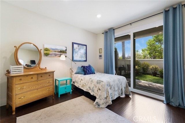 Building Photo - 2 Vía Entrada