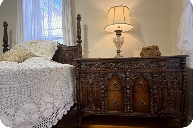 Building Photo - Historic Home 2 Bedroom +office 2 Baths, and Off street Parking