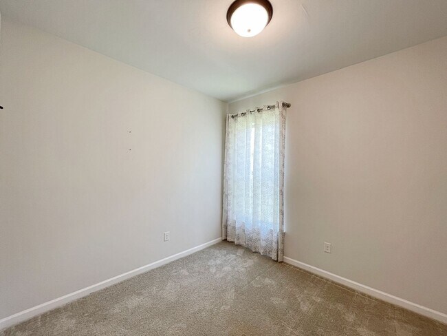 Building Photo - 4 Bedroom House in Hunters Trace