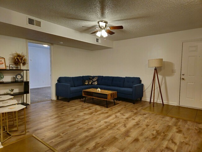 Building Photo - Gorgeous 4 bed 2 bath unit available soon!