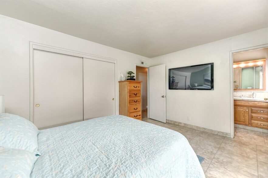 Primary Bedroom (10' x 14') - 1703 Russell Way