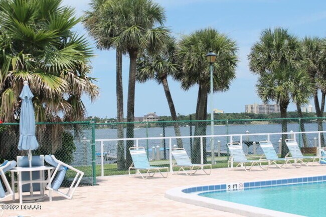 Building Photo - 719 S Beach St