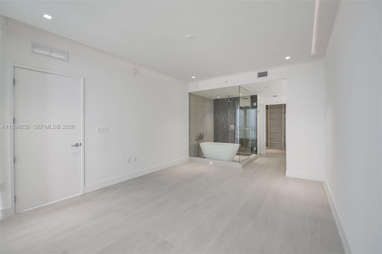 Building Photo - 700 NE 24th St