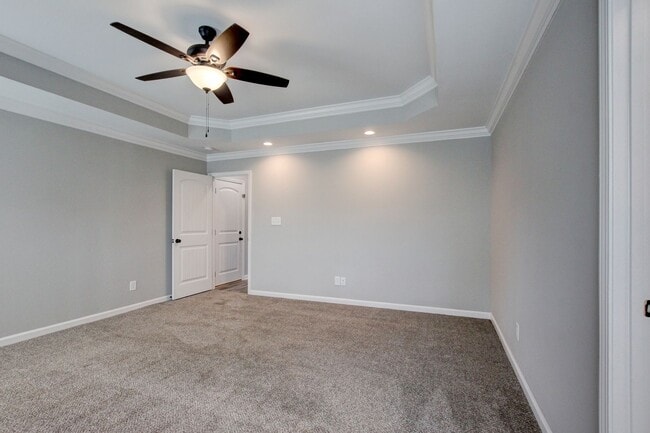 Building Photo - Sharp 4 bedroom HUGE house off exit 1 of I 24