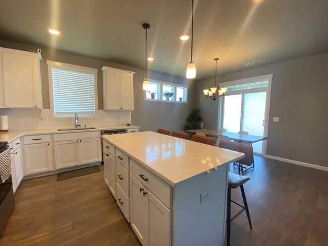 Building Photo - Beautiful 3-Bedroom Home with Covered Rear...