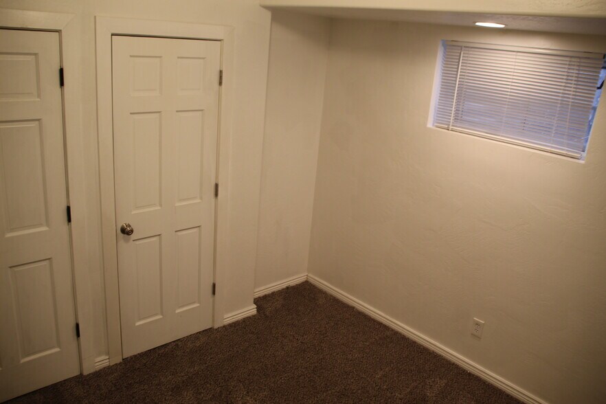 Building Photo - 1410 Canyon Dr