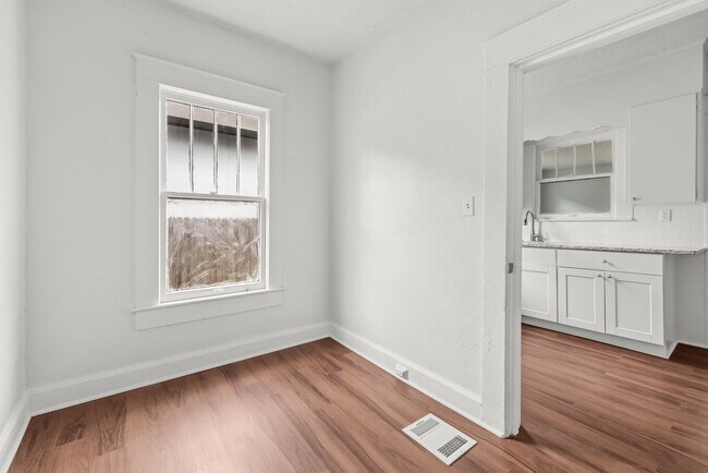 Building Photo - Move-in Special: Receive a $300 gas card with approved application and signed lease.-1609 Jeffers...