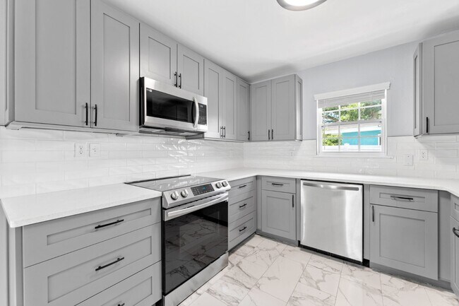 Building Photo - Stunning 3 BR/2 BA home in Heart of St. Pete!