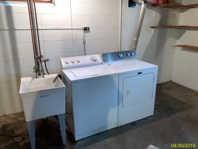 Washer &amp; Dryer. Unfinished part of basement. Big storage area. - 930 W County Rd D