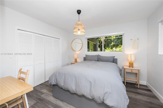 Building Photo - 1331 NE 160th St