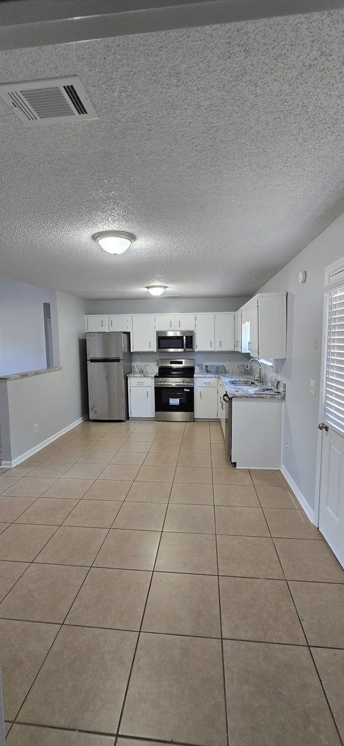 Building Photo - FOR RENT