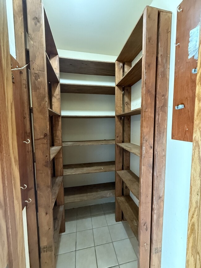 Building Photo - 2447 Roanoke Dr