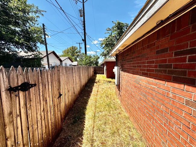 Building Photo - 3 bedroom, 2 bathroom duplex