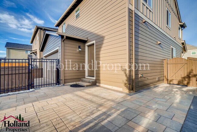 Building Photo - Charming 4-Bedroom Home Near Parks and Tra...
