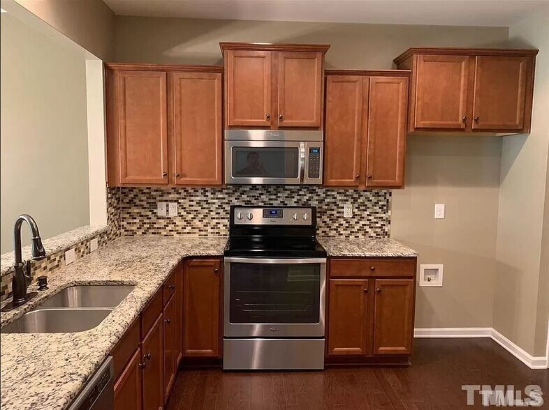 Kitchen - 432 Chanson Dr