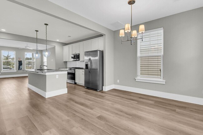 Building Photo - Charming Charleston Home in the Heart of M...