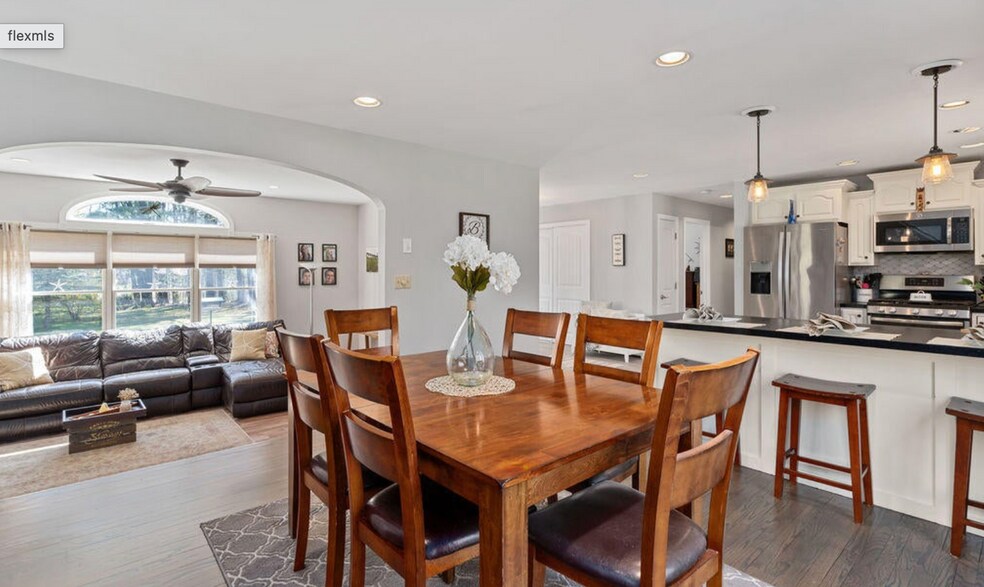 Building Photo - 13 White Pine Ln