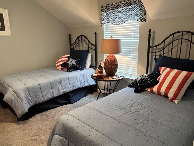 Building Photo - FURNISHED Three Bedroom Wellstone Model Home