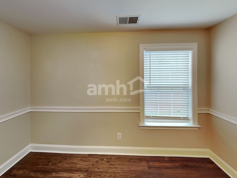 Building Photo - 4013 Lilac Ln