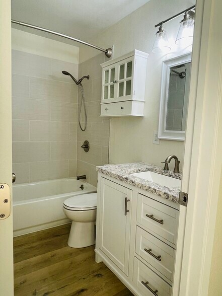 Building Photo - 1812 Rose Ave