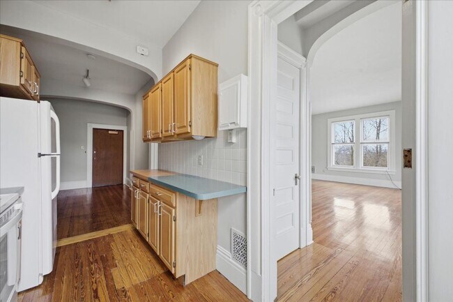 Building Photo - 825 Delaware Ave