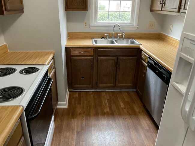 Building Photo - Charming 2 bedroom 1.5 bath town home located in Jacksonville. Just a short drive to the area bas...