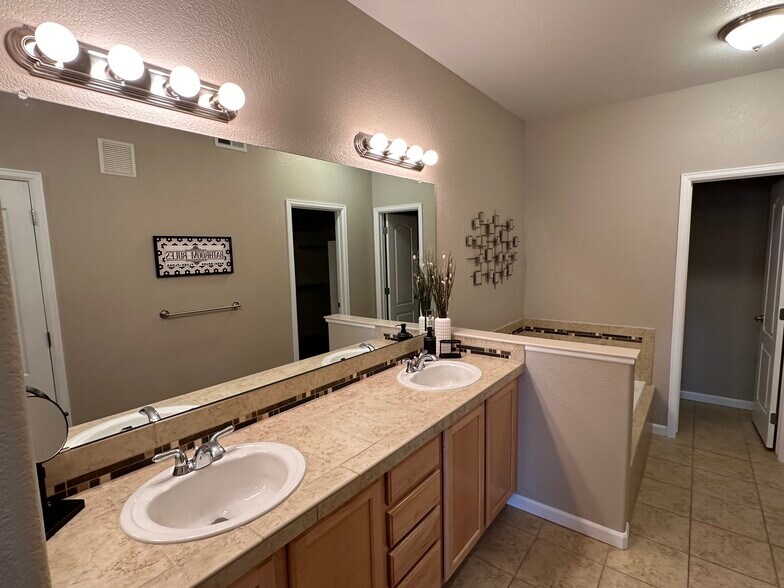 Building Photo - 6253 Kilmer Loop