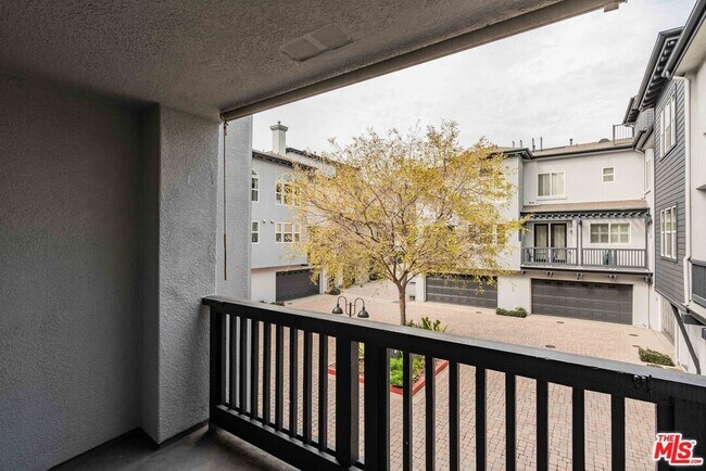 Building Photo - 5800 Seawalk Dr