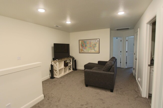 Building Photo - DESERT COLOR 3 Bed 2.5 Bath