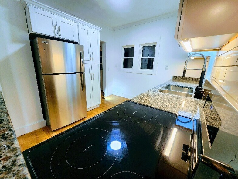 Building Photo - 4 Bromley Ave