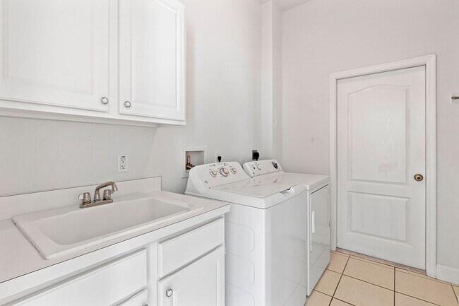 Building Photo - Gorgeous 3 Bedroom Home in Prestigious LPGA!