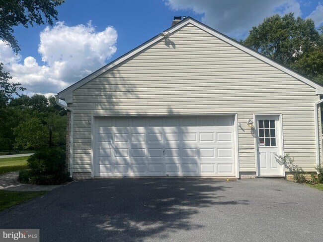 Building Photo - 7707 Lake Glen Dr