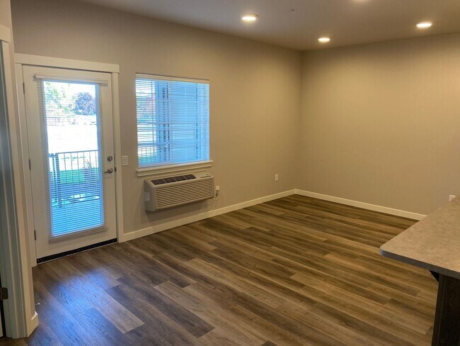 Building Photo - Beautiful Lava Ct. Apartment in Redmond!
