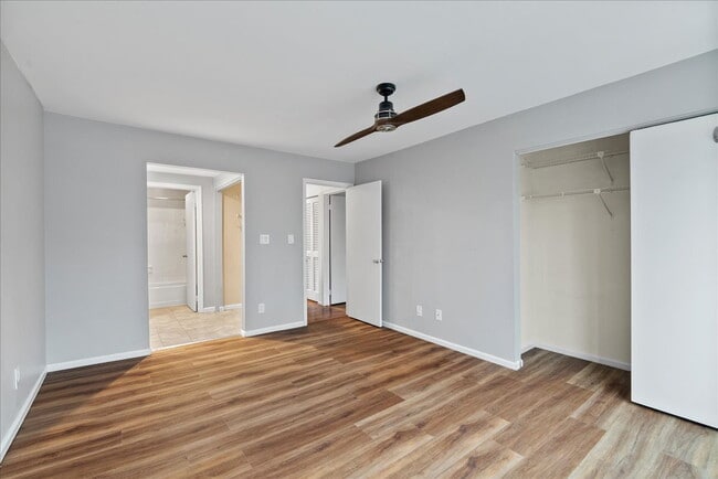 Building Photo - Classic Reston condo Offers Bright, Peaceful Court Living