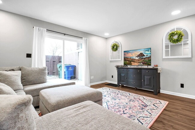 Building Photo - 1226 Woodbrook Cir W