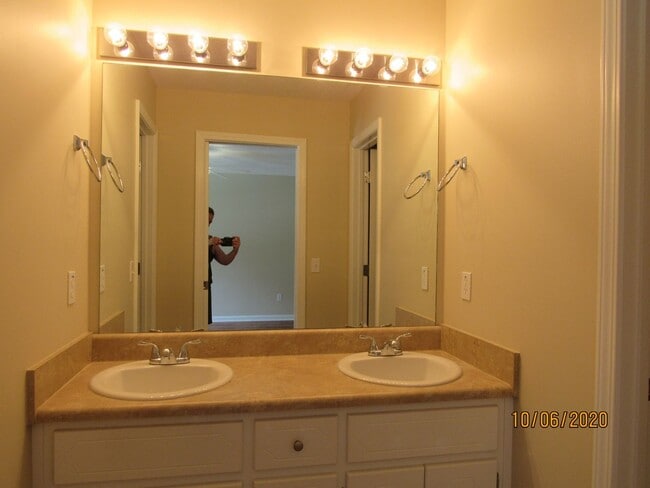 Building Photo - 207 Winthrope Ln